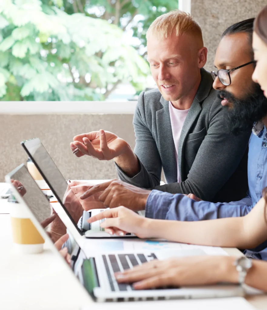 three colleagues disscussion